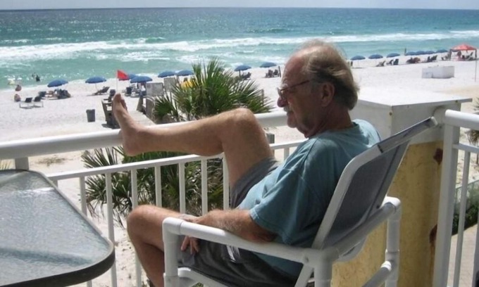 Fort Walton Beach Condo | LOWER FALL RATES! FREE BEACH SET UP! FREE WIFI! PRIME END UNIT!