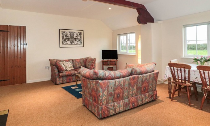 Shaftesbury Cottage | LOWER FARM BARN, pet friendly, character holiday cottage in Marnhull