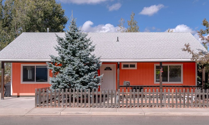 Williams House | Lower Rates! The Grand Canyon Orange Blossom -Downtown with A/C.