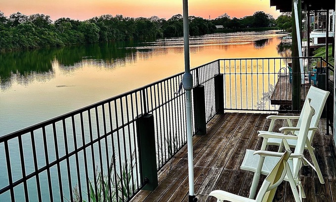 El Lago House | Lrg Lux Lakehouse+views+waterfront+3 Bd+ 8 guests+ 2 sun decks
