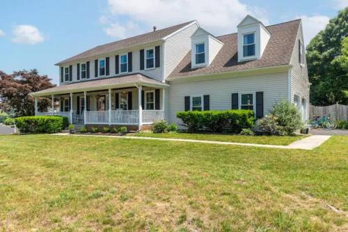 Bowie Villa | Lrge 5 BR 9 Beds Near DC-Pool, Hot Tub, Gym, Game Rm, Fire Pit