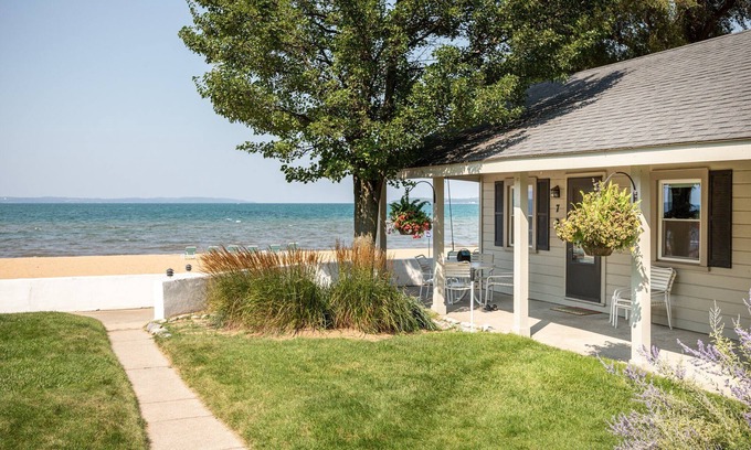 Traverse City Cottage | Lucky #7 @ Lakeshore Resort