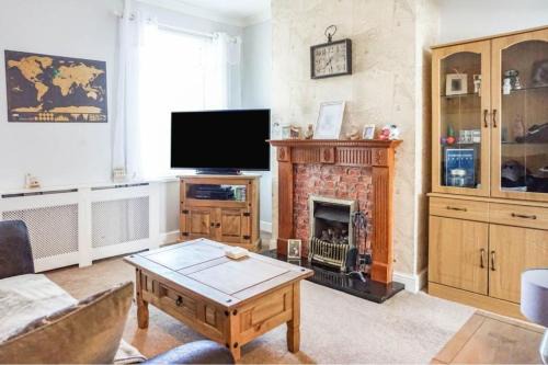 Barrow-in-Furness House | Lucky Home 7 - Ideal for Trade & Family - 2 Bedrooms - 2 Beds - Max 4 Guests - Close to BAE, Docks, Lake District, Beaches