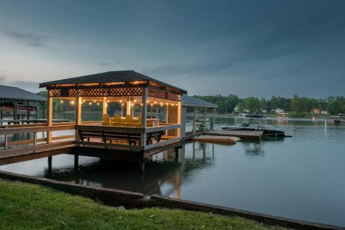 Mooresville House | Luckys Lake House by AvantStay Private Lake Bar