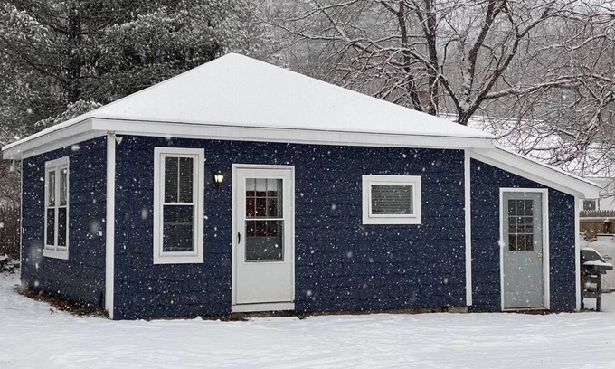 Ludlow House | Ludlow Village Guest House - prime location on ski shuttle, walk to restaurants