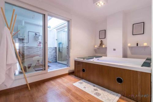 Huelva Apartment | Lujo a tu alcance con spa y garaje, pleno centro