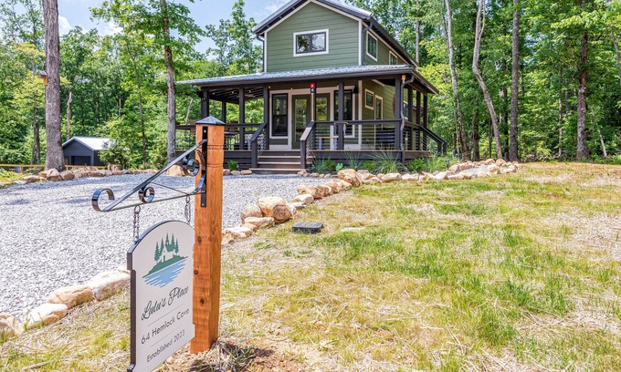 Tracy City House | Lulu's Place - A Lakeside Tiny Home in Tennessee