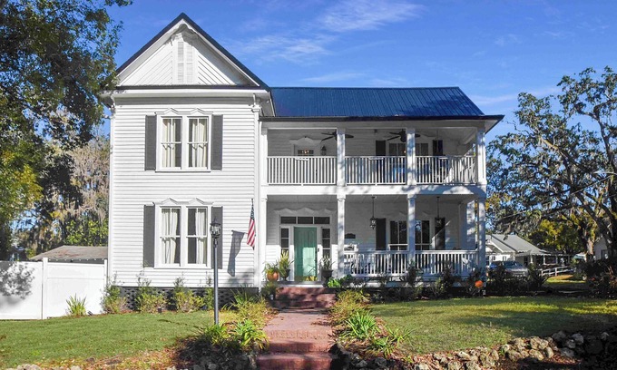 Brooksville House | LULU Street Retreat-A Charming Historic Downtown Home in Brooksville