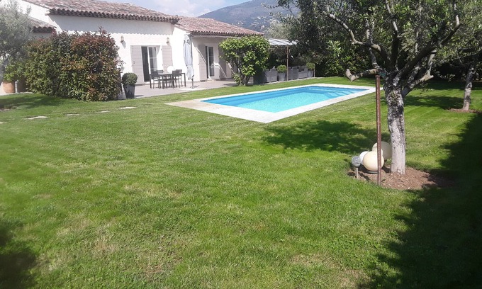 Gattieres Villa | Lumineuse Villa de Vacances Avec Piscine sur la Côte D'azur