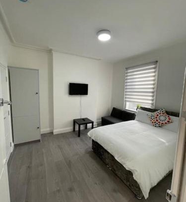 Broad Green Apartment | Luna - Deluxe London Studio Flat