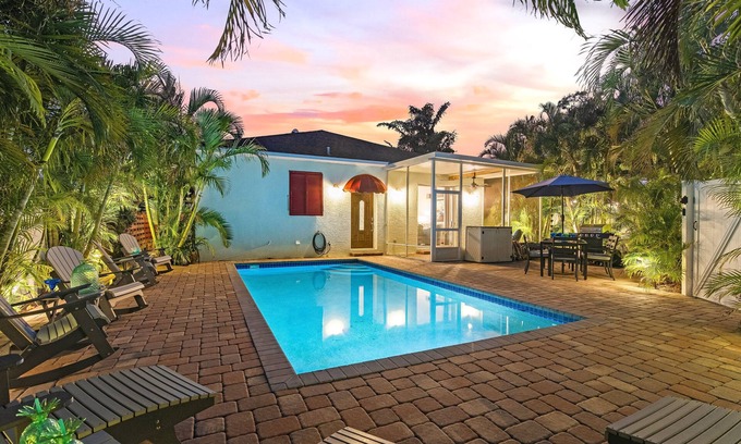 South Sarasota House | Luna Flores: Stunning Siesta Key Area with 2 Private Pools, Dog Friendly Perfect for Large Groups