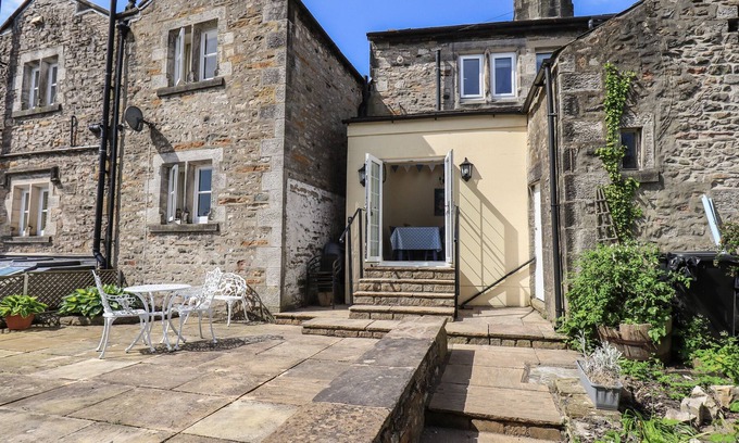 Kirkby Lonsdale Cottage | LUNESDALE, pet friendly, character holiday cottage in Kirkby Lonsdale