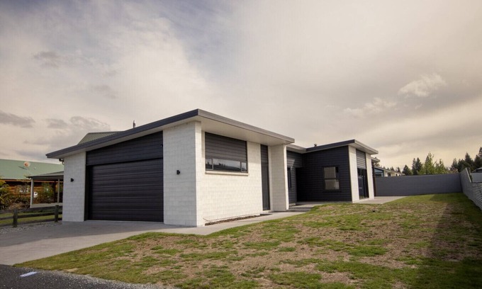 Twizel House | Lupin Lodge, Twizel. FREE WIFI