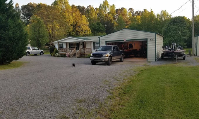Groveoak House | LureMeInn fishing & fowl vacation home with 2 boat garage. Ph 2564993665