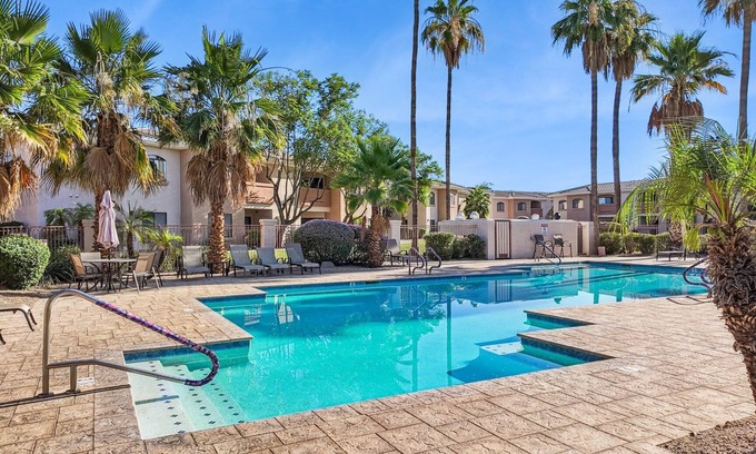 Villa De Paz Condo | Lush 2-bedroom condo w/WiFi, AC, gym, near State Farm Arena, Shopping and more!
