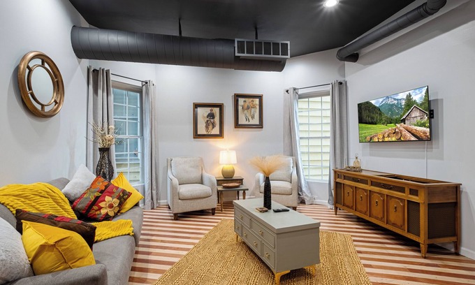 Wyandotte House | Lush 3BD Newly Renovated 1st FL By Churchill
