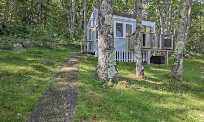Edgecomb Apartment | Lush Edgecomb Studio Cottage w/Fire Table!