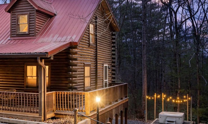 Fairview Cabin | Luury Stay: HGTV Log Cabin*Hot tub*Arcade*EV*Fire Pit*Nature