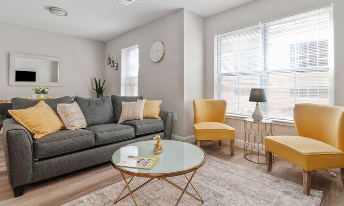 Newark Apartment | ★LUX 1 BR Apt Great Location★Parking Available