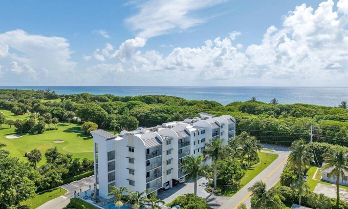 Boca Raton Condo | Lux 2 Bedroom - 2 Bathroom w/Balcony Directly Across from the Beach - Boca Raton