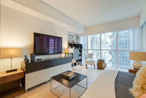 Toronto Entertainment District House | LUX 2BR 1BA Steps to CN Tower W Parking included