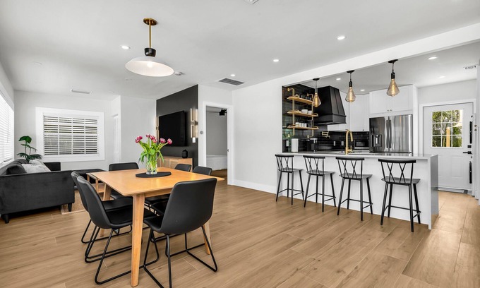 Victoria Park House | LUX 3 Bedroom - Mins to Beach, Downtown & Las Olas