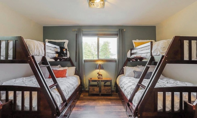 Livingston House | Lux 3BR Mtn Family Retreat by Sweetheart Stays
