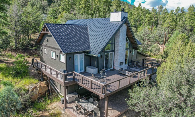 Prescott House | Lux Cabin, Hot Tub, Views, Huge Deck, Shuffleboard & MORE!