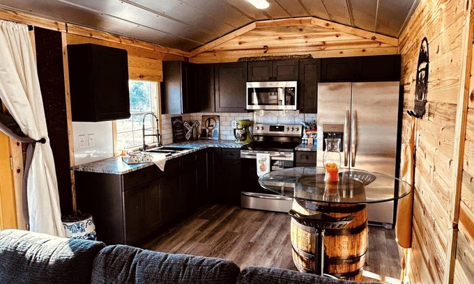 South Cleveland Cabin | Lux Farm Stay in Cleveland, 30 Minutes to Chattanooga!