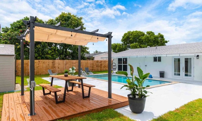 Driftwood House | Lux Hollywood Oasis w/Pvt Heated Pool, Patio & BBQ
