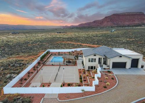 Kanab House | Lux Kanab Home with Pool Hot Tub Pickleball Courts
