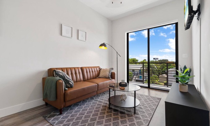 West Palm Beach Apartment | Lux King Suite|EV|Onsite Gym|Near PBI, Beach, Hospitals & shopping