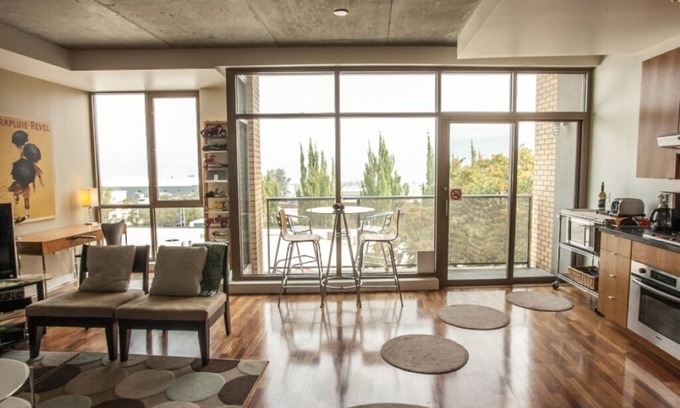 Hood River Condo | Lux Loft - 1 Bedroom, 1.5 Bathrooms - Downtown Hood River Getaway