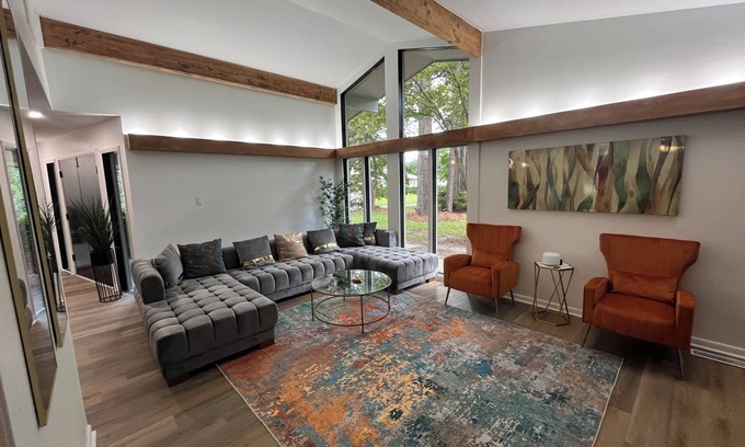 Fayetteville House | Lux MidCentury Mod! Sleeps 12! Movie thtr, bar & poker, gym, game rm, putt-patio