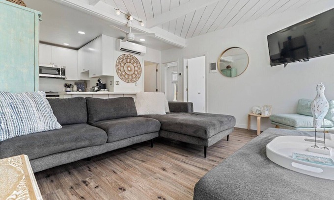 Central Mission Beach Apartment | Lux OceanViews Mission Beach Surfboard AC Parking