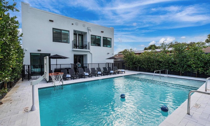East Little Havana Apartment | Lux Retreat By Renzzi