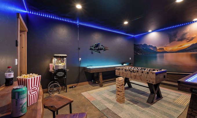 Coram Condo | Lux Retreat! Hot Tub! Game Room! 6 Mins to GNP