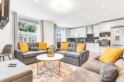 Kensington Apartment | LUXaway 2BR Kensington with AC - Sleeps up to 11