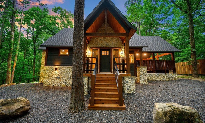 Broken Bow Cabin | Luxe 1 Bedroom W/Spa-like Bathroom, Hot Tub, Traeger Smoker, Location!