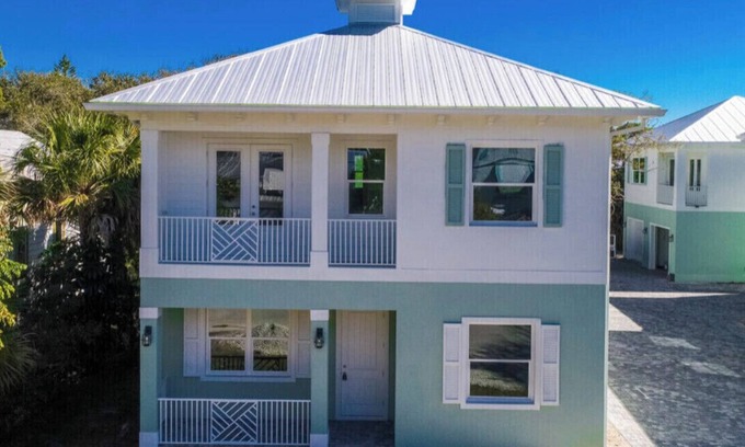 Stuart Condo | Luxe 2 Bedroom Retreat. 1 block from Inter coastal. Walk to riverfront park.