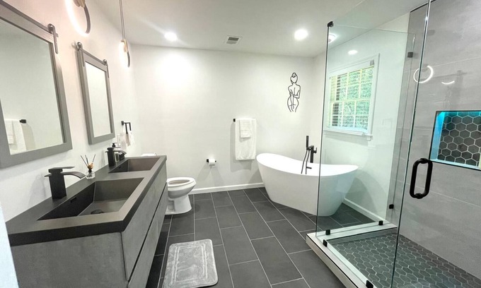 Cliftondale House | Luxe 3 BR/3BR house w/Scenic views near ATL Airport & Downtown