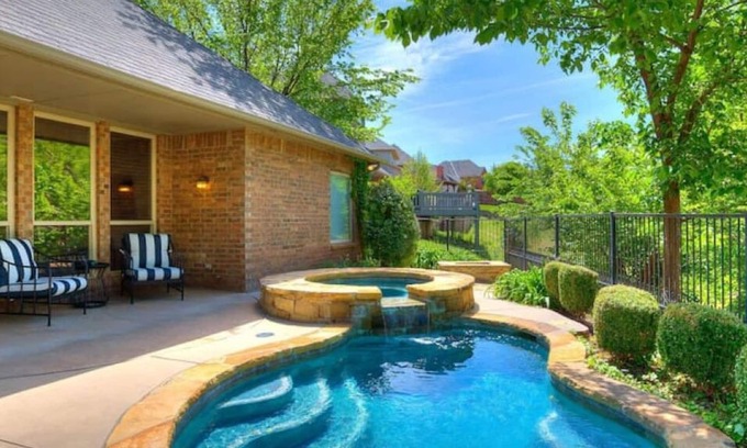 Edmond House | Luxe 3B/2.5B w/ Hot Tub & Heated Pool