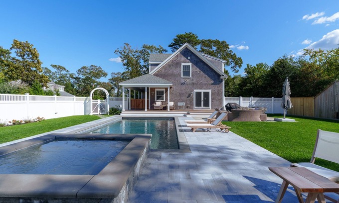 Vineyard Haven House | Luxe 4 Bed/4 Ensuite Bath, A/C In-Town Vineyard Haven, Gunite Pool and Spa