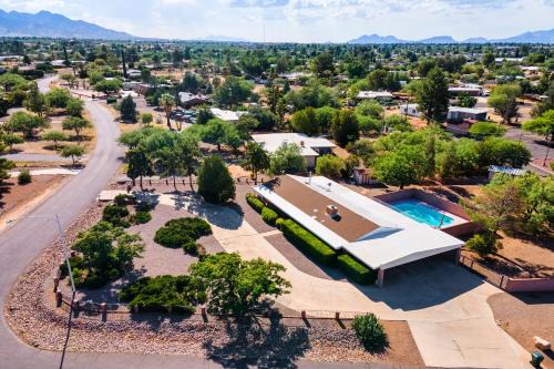 Sierra Vista House | Luxe 4BR 2BTH l Pool & Grill l Central Location l Mountain View l Family Vacation l RV Site