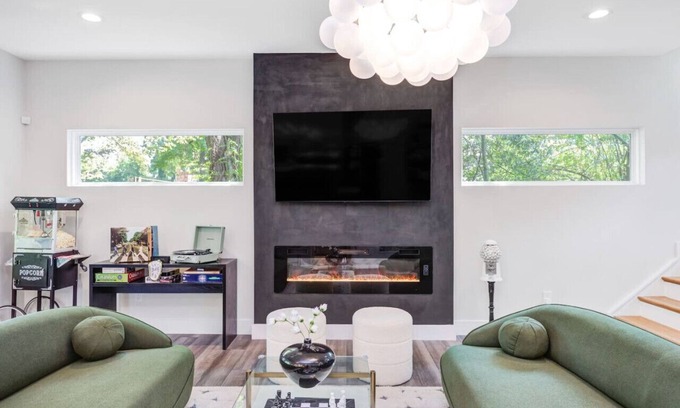 Durham House | Luxe 5* Home 4 Mins Duke/DT w/King Beds, Fire Pit, Pool, Pet OK