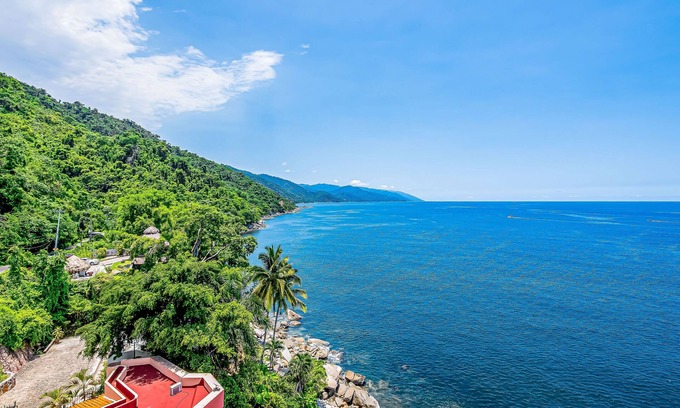 Mismaloya Apartment | Luxe 8th-floor condo with endless ocean views, pool, spa & balcony