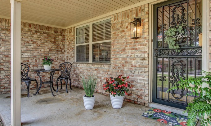 South Tulsa House | Luxe Accommodations - Incredible Redesign Offers High-End Finishes & Furnishings