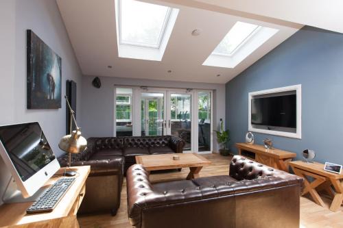 Prestonfield Apartment | Luxe Arthurs Seat View Townhouse with Hot Tub