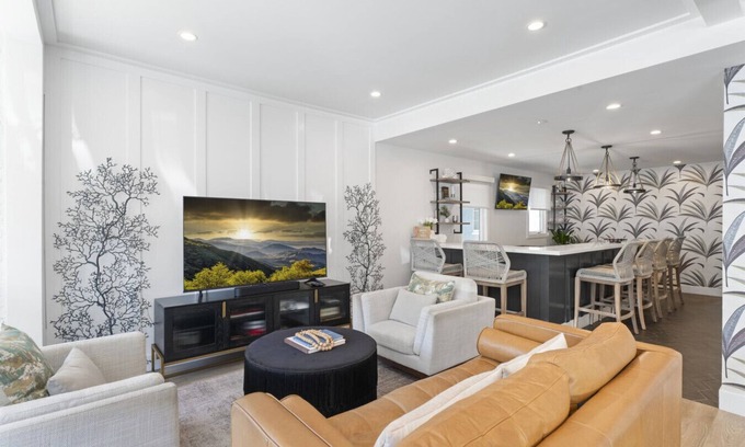 Balboa Island House | Luxe Balboa House! 5 Bedroom/5 Ensuite Bath! Peninsula Ferry Close!