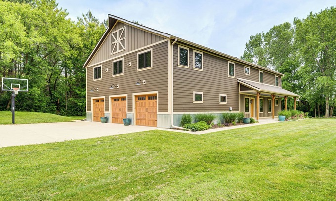Avalon House | Luxe Barndominium Retreat Near Blue Spring Lake!